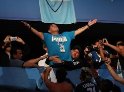 Maradona terlihat hadir menonton pertandingan Argentina vs Nigeria di bangku penonton Stadion St. Petersburg, Rusia. Sergio Perez/Reuters.