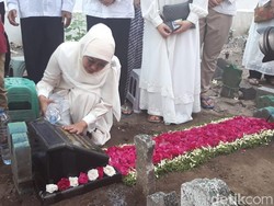 Video: Tangis Khofifah di Makam Suami & Orangtuanya