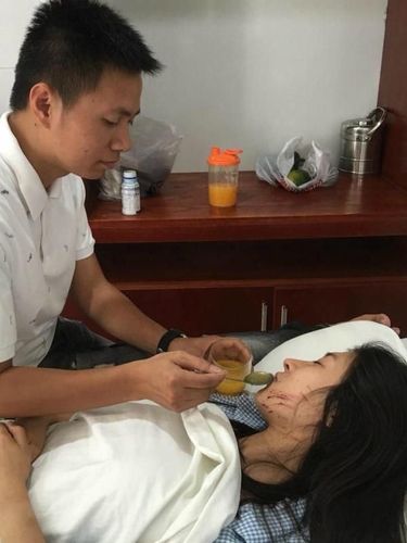 Balas Dendam, Istri Sah Telanjangi Pelakor dan Siram Bubuk Cabai ke Tubuhnya