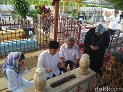 Ziarah Leluhur Sebelum Nyoblos, Emil: Sedih Tidak Didampingi Eyang