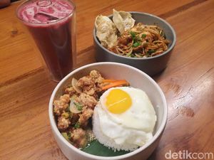 Bermvda: Nyicip Ayam Saus Telur Asin dan Waffle Nutella Pisang yang Legit