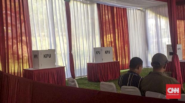 Prabowo Nyoblos di TPS 'Merah Putih'