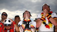 Pendukung Jerman tampak cemas. REUTERS/Hannibal Hanschke.