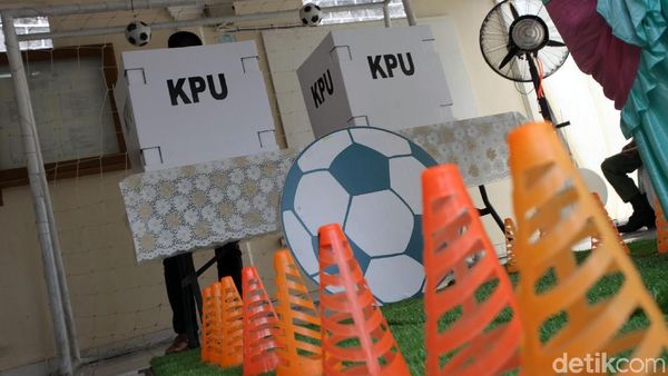 TPS di Bogor Ini Meriahkan Pilkada dengan Tema Piala Dunia