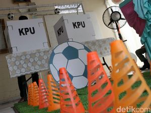 TPS di Bogor Ini Meriahkan Pilkada dengan Tema Piala Dunia TPS di Bogor Ini Meriahkan Pilkada dengan Tema Piala Dunia