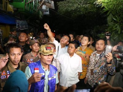 Mensos Tinjau Lokasi Kebakaran Tanah Tinggi