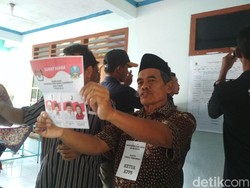 Khofifah-Emil Menang Telak di TPS Emil Nyoblos