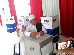 Tiga Paslon Tumbang di TPS Uu Mencoblos Tiga Paslon Tumbang di TPS Uu Mencoblos