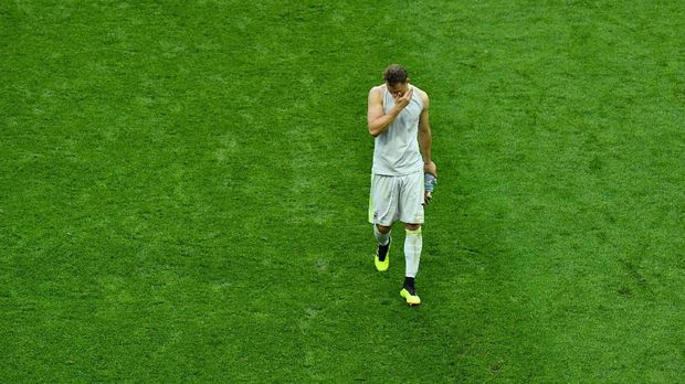 Manuel Neuer terpuruk di babak penyisihan sebagai juru kunci.