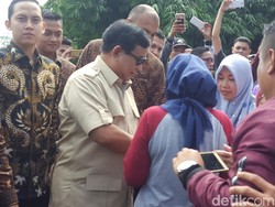 Video: Prabowo Diserbu Warga dan Cium Kening Anak-anak