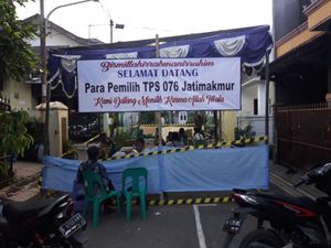 Tak Sabar Antre, Seorang Warga Sobek Surat Undangan di TPS Jatimakmur Tak Sabar Antre, Seorang Warga Sobek Surat Undangan di TPS Jatimakmur