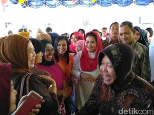 Risma Berharap Gus Ipul-Puti Menang untuk Pendidikan Gratis Risma Berharap Gus Ipul-Puti Menang untuk Pendidikan Gratis