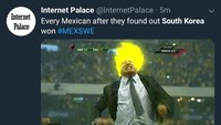 Kekalahan Jerman membuat Meksiko diuntungkan. Usai laga, warga Meksiko jelas girang bukan main. (Foto: Twitter @InternetPalace)