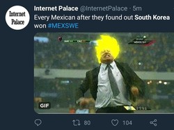 Kekalahan Jerman membuat Meksiko diuntungkan. Usai laga, warga Meksiko jelas girang bukan main. (Foto: Twitter @InternetPalace)