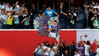 Kehadiran Maradona menyedot perhatian suporter lainnya. Membawa spanduk besar bergambar Maradona, Sang legenda menjadi sasaran objek foto banyak suporter lain. Lee Smith/Reuters.