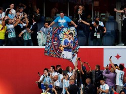 Kehadiran Maradona menyedot perhatian suporter lainnya. Membawa spanduk besar bergambar Maradona, Sang legenda menjadi sasaran objek foto banyak suporter lain. Lee Smith/Reuters.