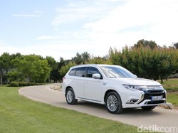 Nadine Chandrawinata dan Dimas Anggara Kesengsem Outlander PHEV