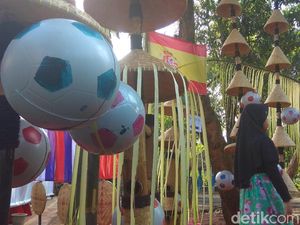 Dedi Mulyadi Nyoblos di TPS Tema Piala Dunia