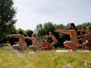 Foto: Ratusan Kaum Nudis Yoga Telanjang Sambil Piknik di Paris
