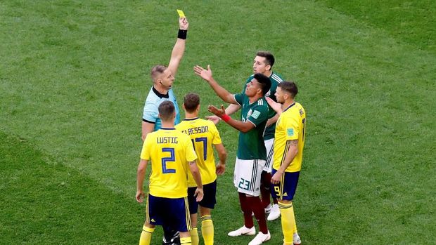 Jesus Gallardo sudah terkena kartu kuning saat laga baru berjalan satu menit.