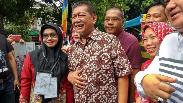 Nyoblos di Bekasi, Deddy Mizwar Diajak Foto Bareng Saksi TPS