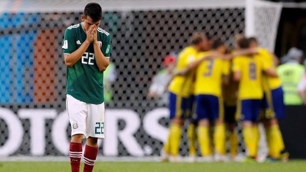 Pemain timnas Meksiko Hirving Lozano usai kekalahan dari Swedia, di Ekaterinburg Arena, Yekaterinburg, Rusia, 27 Juni.