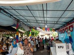 Nyoblos di Bekasi, Deddy Mizwar Diajak Foto Bareng Saksi TPS