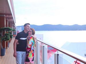 Sibuk Bisnis, Ussy dan Andhika Pratama Bagi Tugas Rumah