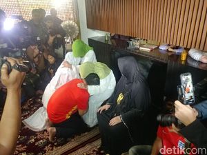 Sungkeman Ibu Sebelum Nyoblos, Ridwan Kamil Diminta Jangan Sombong