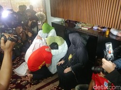 Sungkeman Ibu Sebelum Nyoblos, Ridwan Kamil Diminta Jangan Sombong