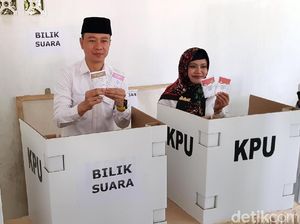 Minta Restu Ibu, Cawalkot Sukabumi Jona Arizona Yakin Menang Minta Restu Ibu, Cawalkot Sukabumi Jona Arizona Yakin Menang