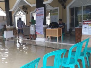 Duh! TPS Kebanjiran, Pemilih di Pekanbaru Basah-basahan