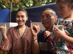 Nyoblos, Ayu Ting Ting Ngikut Pilihan Ayah Rozak