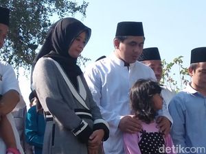 Cawagub Taj Yasin Diiringi Santri dan Rebana ke TPS