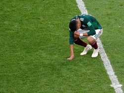 Edson Alvarez tampak kecewa. REUTERS/Damir Sagolj.