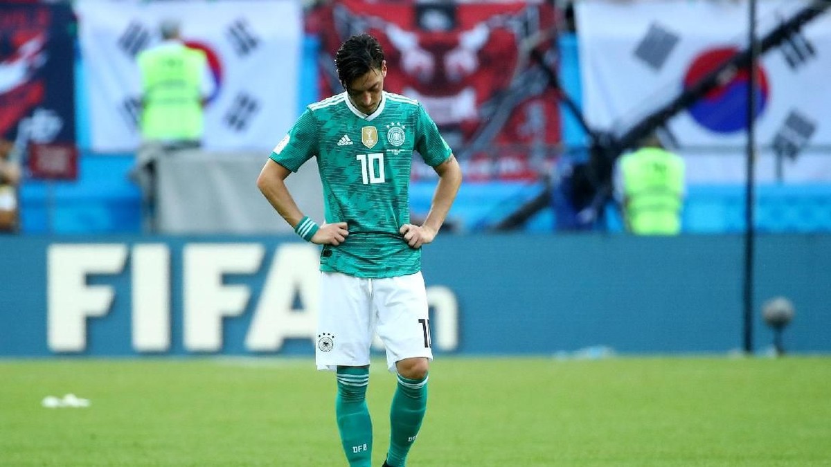 Mesut Oezil berkonfrontasi dengan suporter setelah Jerman tersingkir dari Piala Dunia 2018 (REUTERS/Michael Dalder)
