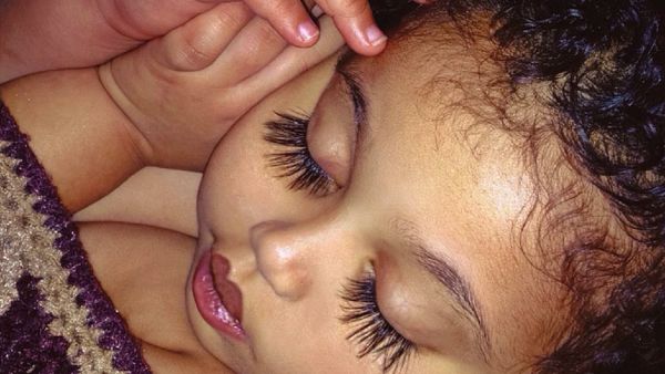 Manisnya Bocah Berbulu Mata Lentik Ini, Anak Siapa Sih?