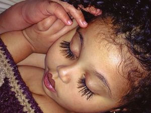 Manisnya Bocah Berbulu Mata Lentik Ini, Anak Siapa Sih?