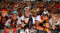 Mereka terus memberikan dukungan untuk Ozil cs. REUTERS/Hannibal Hanschke.