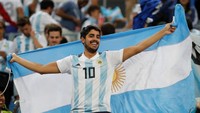 Senyum sumringah suporter Argentina setelah gol Marcos Rojo pastikan Tim Tango memenangi pertandingan melawan Nigeria. Jorge Silva/Reuters.