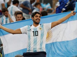 Senyum sumringah suporter Argentina setelah gol Marcos Rojo pastikan Tim Tango memenangi pertandingan melawan Nigeria. Jorge Silva/Reuters.