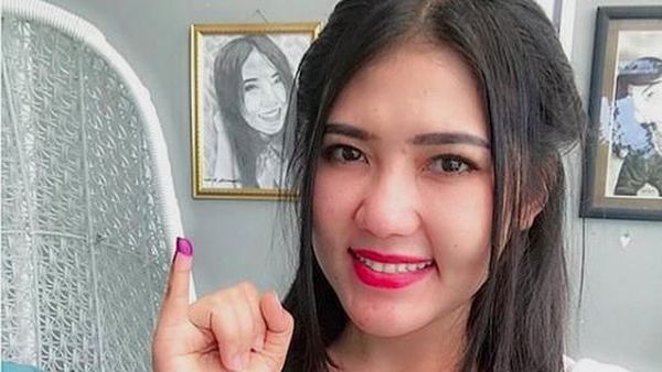 Via Vallen hingga Andrew White Ikut Nyoblos di Pilkada Serentak