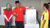 Adu Gaya Cagub Jabar di Pilkada 2018, Nyoblos Pakai Batik sampai Jersey