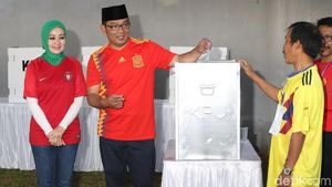 Adu Gaya Cagub Jabar di Pilkada 2018, Nyoblos Pakai Batik sampai Jersey