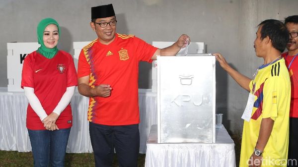 Adu Gaya Cagub Jabar di Pilkada 2018, Nyoblos Pakai Batik sampai Jersey
