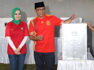 Adu Gaya Cagub Jabar di Pilkada 2018, Nyoblos Pakai Batik sampai Jersey Adu Gaya Cagub Jabar di Pilkada 2018, Nyoblos Pakai Batik sampai Jersey
