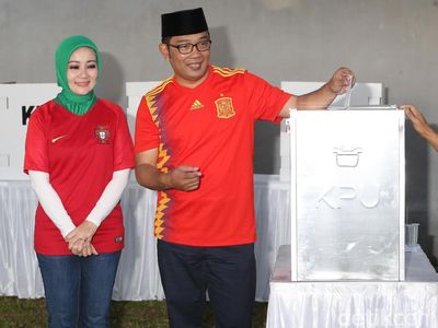 Adu Gaya Cagub Jabar di Pilkada 2018, Nyoblos Pakai Batik sampai Jersey