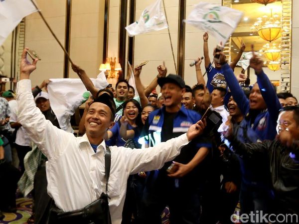 Suka Cita Pendukung Ridwan Kamil