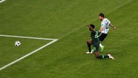 Ini menjadi gol pertama Messi di Piala Dunia 2018. Sebelum ini ia gagal mengonversi tendangan penalti ketika Argentina diimbangi Islandia 1-1 di laga pertama. (Foto: Lee Smith/Reuters)