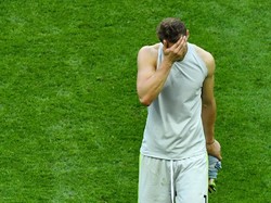 Manuel Neuer yang membuat kesalahan pada gol kedua Korsel tampak kecewa. REUTERS/Dylan Martinez.